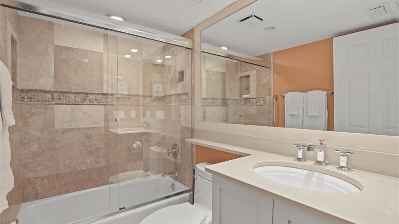 Photo of Bathroom in Park Shore