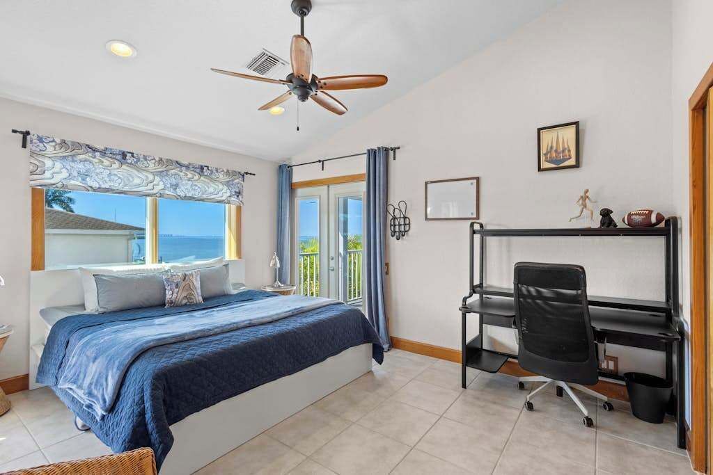 Photo of Bedroom in Bayshore Gardens