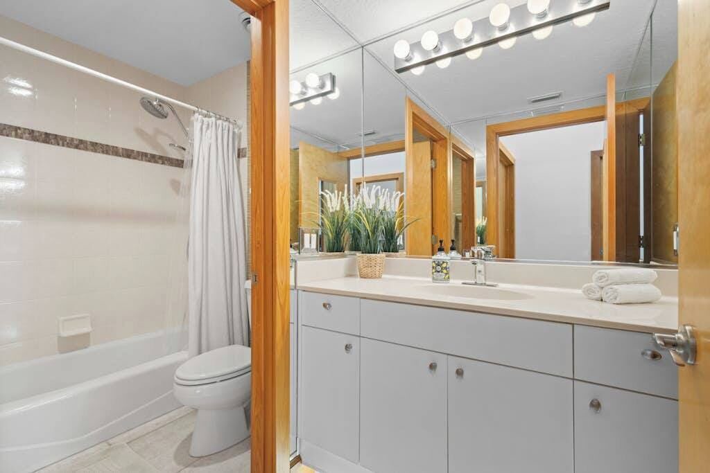 Photo of Bathroom in Bayshore Gardens