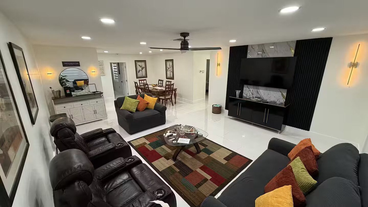 Photo of Livingroom in Yacht Club