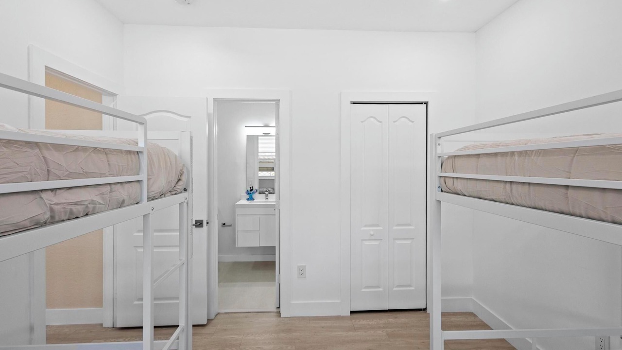 Photo of Bedroom in Ludlam