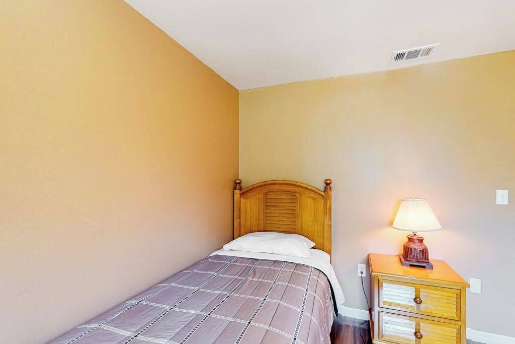 Photo of Bedroom in Oakland Hills