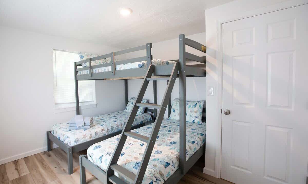 Photo of Bedroom in Bayshore Gardens