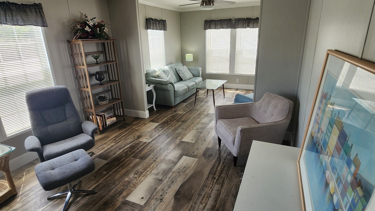 Photo of Livingroom in Suncoast Estates