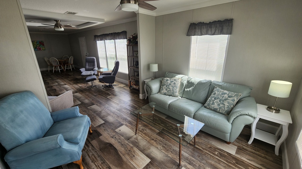 Photo of Livingroom in Suncoast Estates