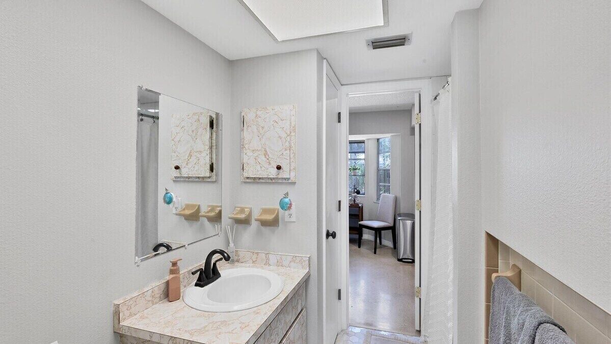 Photo of Bathroom in Venice Gardens