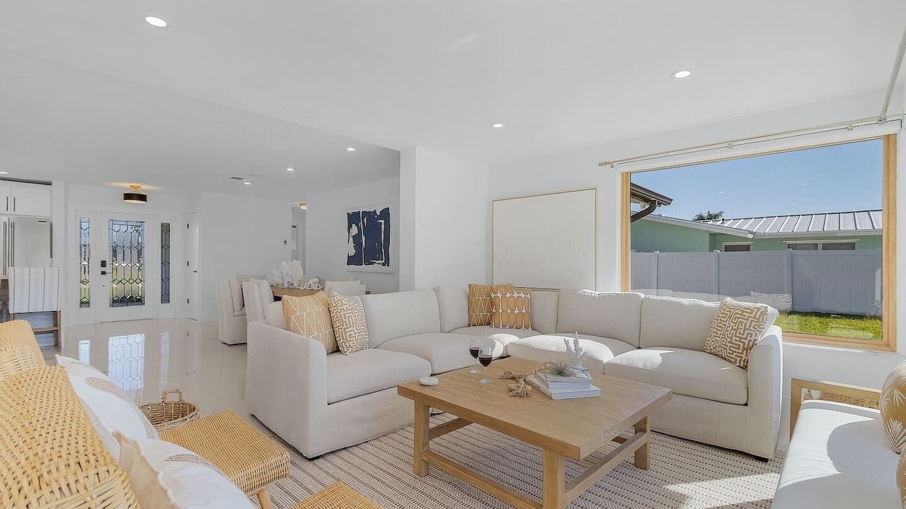Photo of Livingroom in Yacht Club