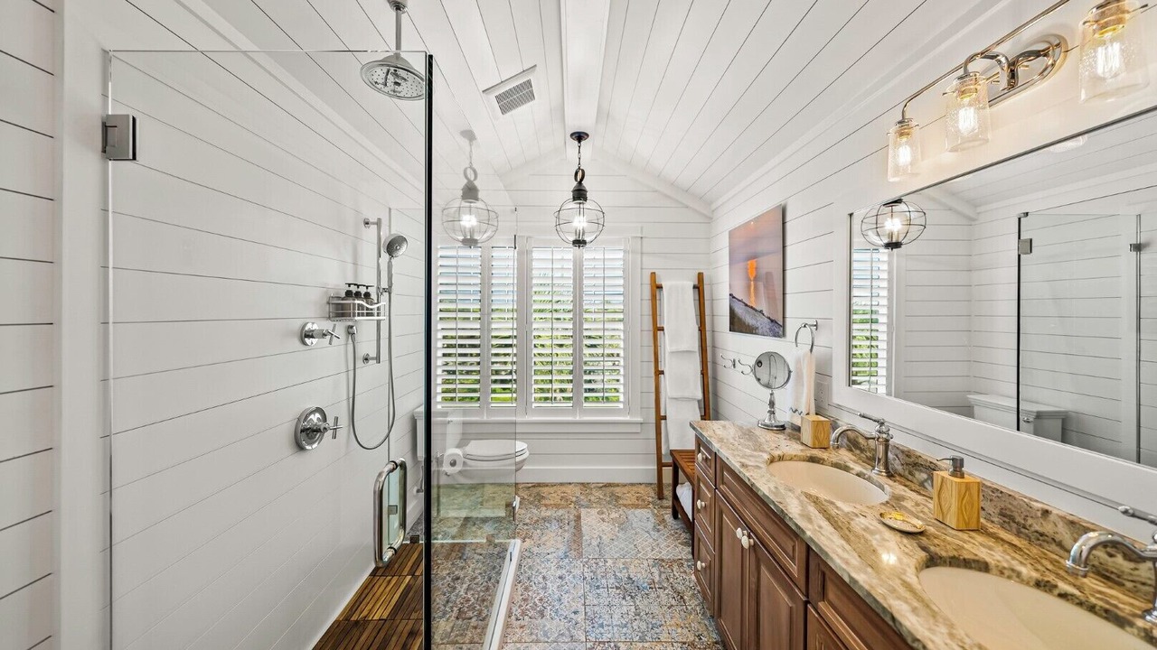 Photo of Bathroom in Golden Beach