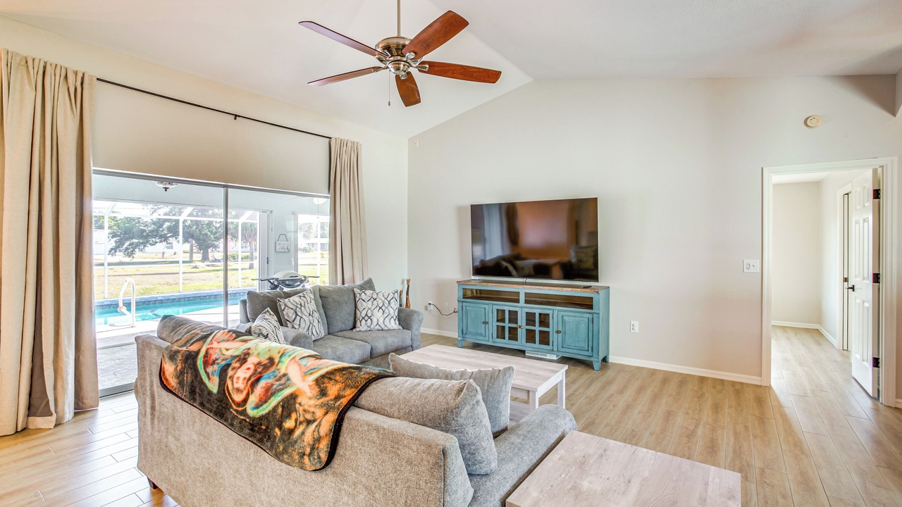 Photo of Livingroom in Englewood East