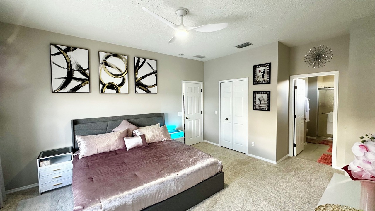 Photo of Bedroom in Woodmere Lakes