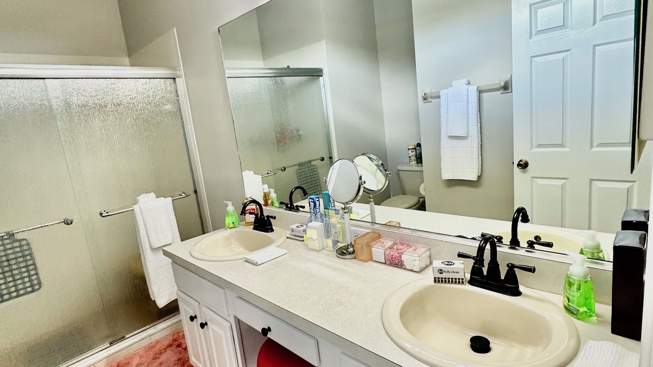 Photo of Bathroom in Woodmere Lakes