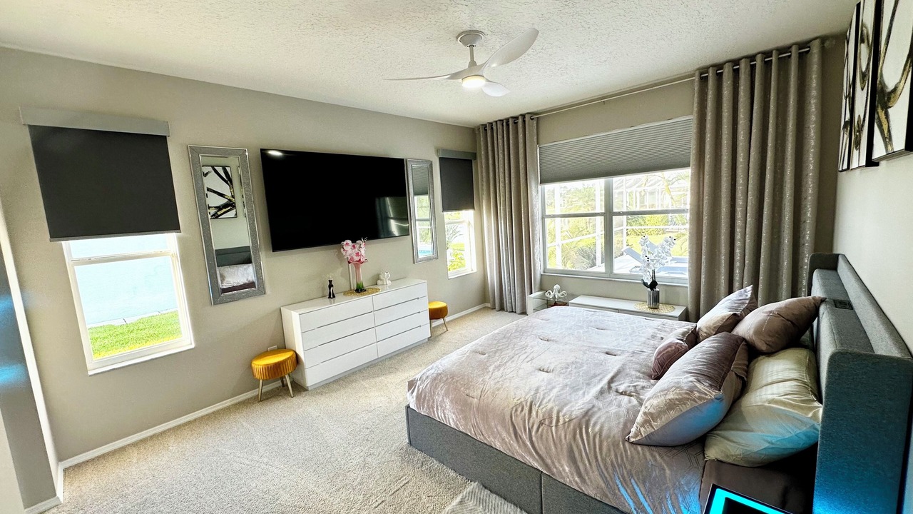 Photo of Bedroom in Woodmere Lakes