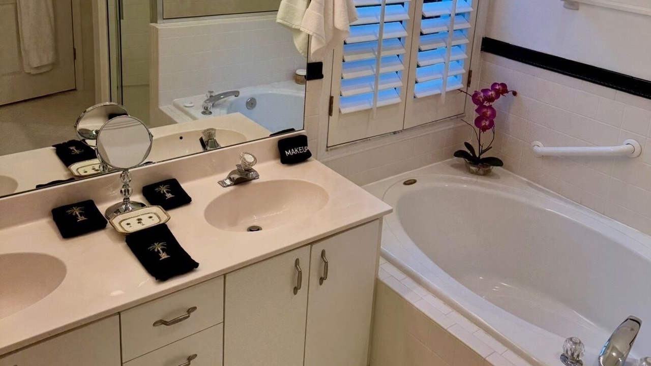 Photo of Bathroom in Crown Pointe