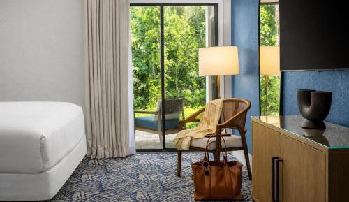 Renovated Deluxe Guest Room - One King Bed