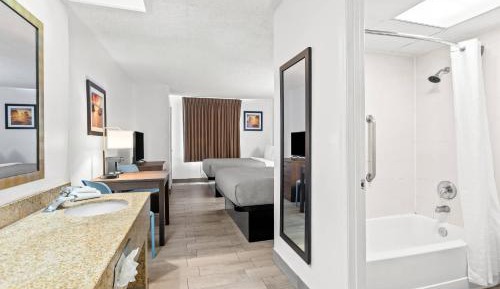Queen Suite with Two Queen Beds - Non Smoking