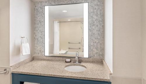 Queen Suite with Tub - Mobility Accessible