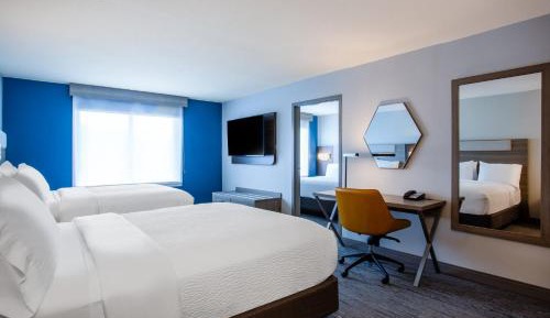 Queen Suite with One King and Two Queen Beds - Mobility/Communications Accessible