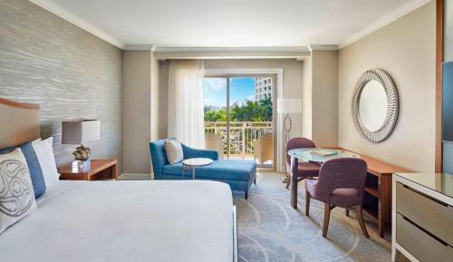 Deluxe King Room with Adapted Tub and Balcony - Mobility and Hearing Accessible