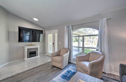 Venice Gardens Cottage | Modern Home w/Screened-in Pool: 4 Mi to the Beach