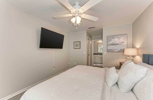 Venice Gardens Cottage | Modern Home w/Screened-in Pool: 4 Mi to the Beach