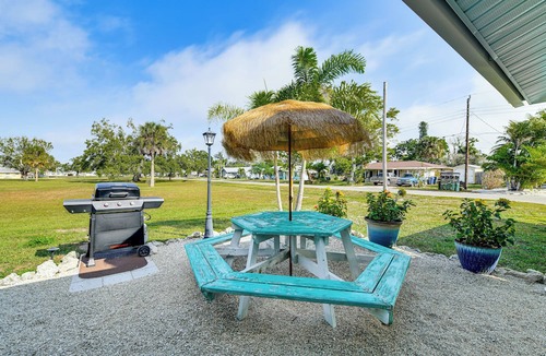 Whitney Beach Cottage | Pet-friendly Bradenton Home 1.5 Mi to Cortez Beach