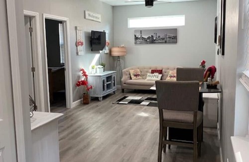 Sunset Park Cottage | Adorable Guest house with 2 bedrooms-Great Location