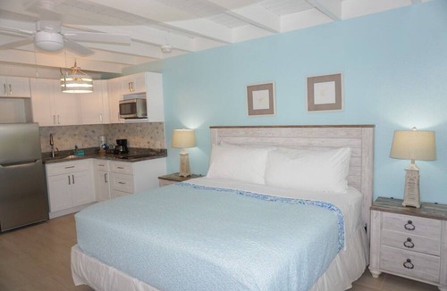 Englewood Hotel | Pearl Beach Inn
