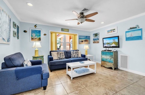 Holmes Beach House | The S 2a 1 Bedroom Villa by RedAwning
