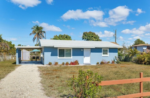 Harlem Heights Cottage | Beach Days & Backyard Nights! Fort Myers Retreat