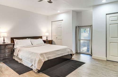 St. Petersburg - Clearwater Cottage | 4 Mi to Dtwn St Pete! Pet-friendly Home w/Yard