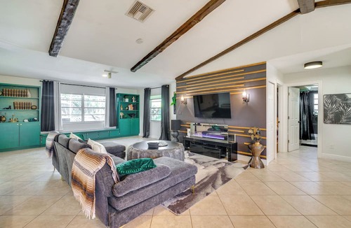 Caloosahatchee Cottage | Bike to Dtwn: Home w/Hot Tub & BBQ in Cape Coral