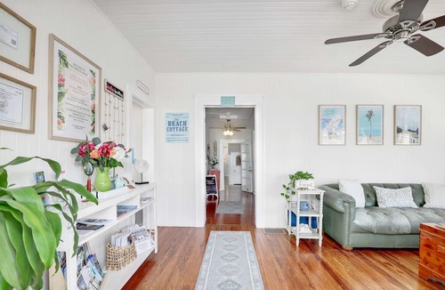 Fort Myers River District House | Hibiscus House Bed Breakfast Inn Turtle Room Bed-ada