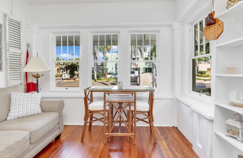 Fort Myers River District House | Hibiscus House Bed Breakfast Inn Parrot Room