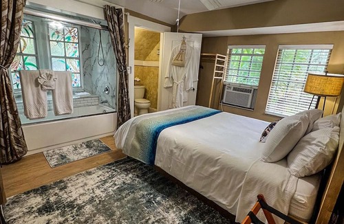 Historic Old Northeast Bed & Breakfast | VIinoy House