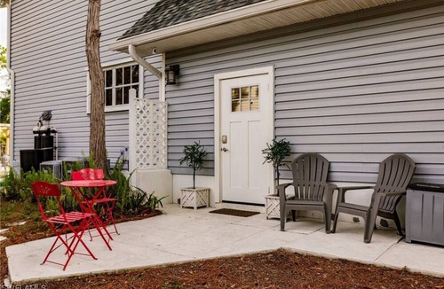 San Carlos Park Apartment | Beach, dining nearby, close to airports. Book now!