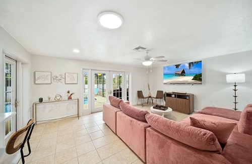 East Rocks House | Sooner Beach Escape: Cute Pool Home in East Rocks