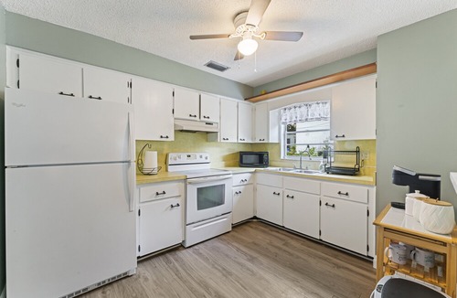 Whitney Beach Villa | Cute Cottage 3 miles to Anna Maria Island