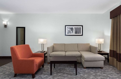 Bonita Shores Hotel | La Quinta Inn & Suites by Wyndham Bonita Springs Naples N.