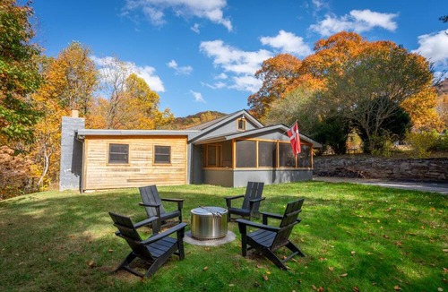 Fairview House | Agern Cottage A peaceful mountain retreat, close to hiking, biking and Asheville