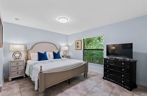 Old Naples Condo | Le Monaco - Romantic 1 BR Condo Steps from 5th Ave S. Chic Coastal Retreat with King Bed and Beach Access. Perfect Location for Couples Near Dining, Shopping, and Naples Beach