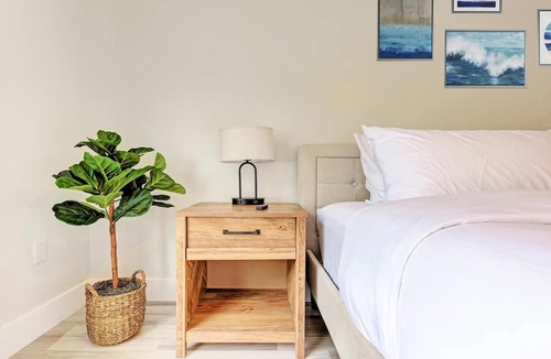 Bay Acres House | 🌴 2BR Oasis w/Lanai, Fire Pit + 5 Min to Nokomis Beach