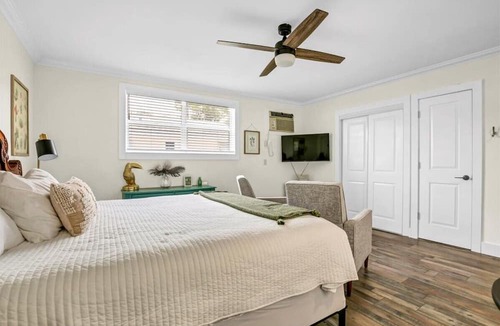 Safety Harbor Hotel | King Suite in DT: Self check-in & free WIFI
