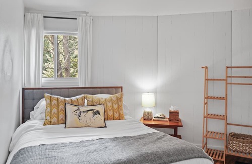 Sherwood Forest Cabin | Cozy snow globe like cabin in Blue River forest 7 min to Breck. On bus route!