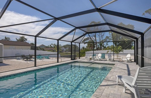 Grove City Apartment | Unit B.CLEAN,Great Location,Dockage Available,HEATED Pool,HUGE Back yard