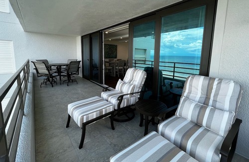 Independence Square Condo | New at Pier House! Renovated and Jaw Dropping Views + Walkable to Everything!