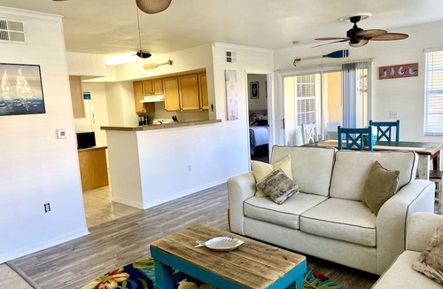 Sarasota Condo | Gated, NO stairs, NO carpet 1 min walk to lakefront POOL, PICKLEBALL/TENNIS