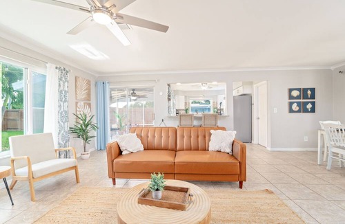 Caloosahatchee House | Back to School sale! 5 min to Downtown+Beach Gear+Hot Tub/Pool+Pet Friendly