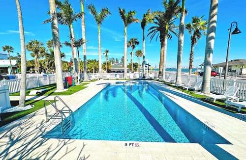 Pass-a-Grille Historic District Apartment | La Tortuga Historic Downtown Pass A Grille St Pete Beach 3