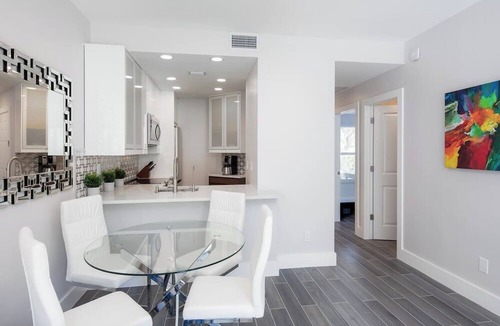 Central Naples Condo | Hot Tub Pool 5m-Beach & Downtwn Tennis/Pickleball