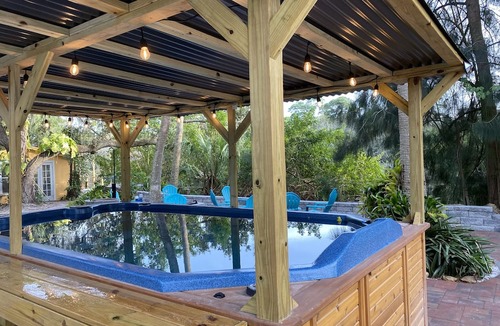 Town 'n' Country House | Sleeps 20+, 2 houses, Swim-Spa, hot tub, bachelor and party place